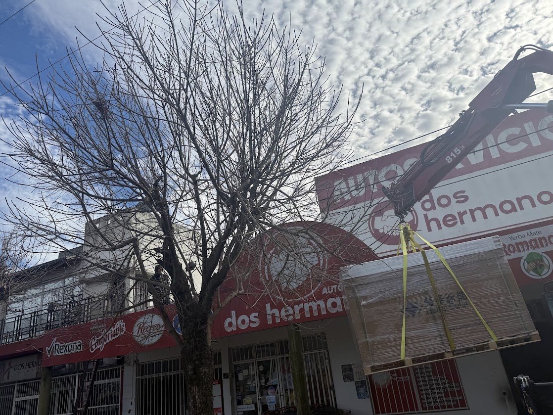 Montaje de paneles en Supermercado Dos Hermanos