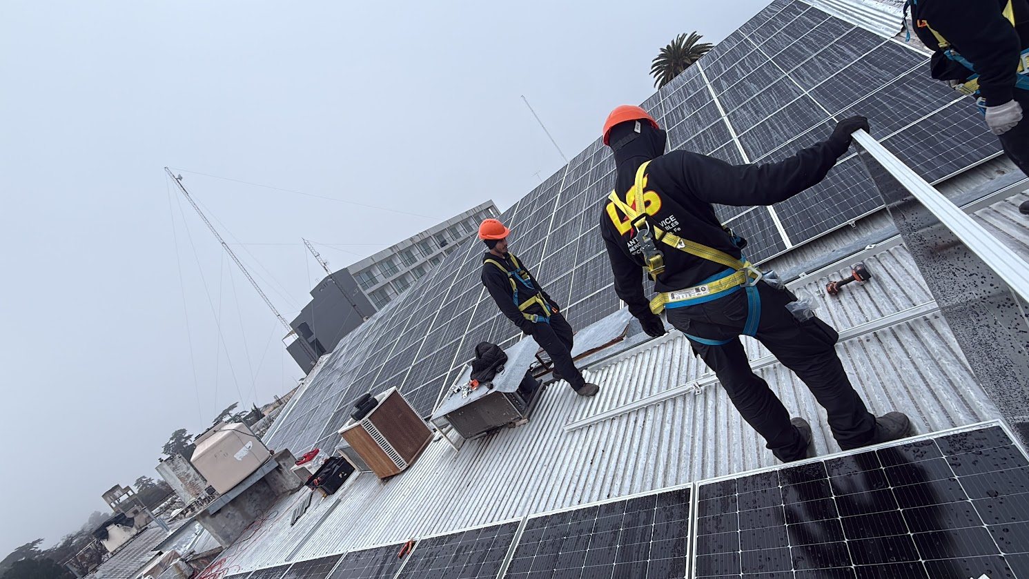 Técnicos instalando paneles solares