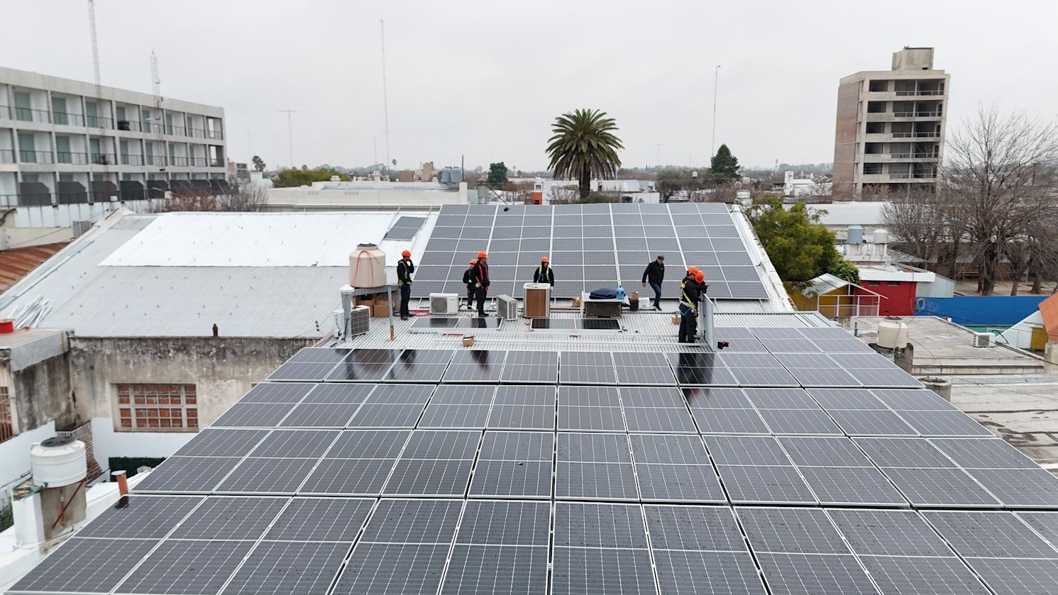 Vista aérea de instalación solar urbana