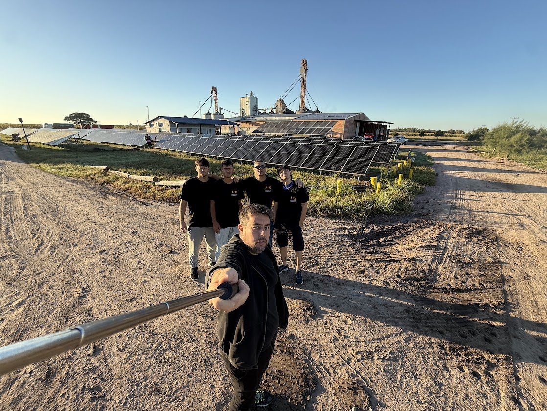 Equipo de Lanteri Service frente a una instalación solar