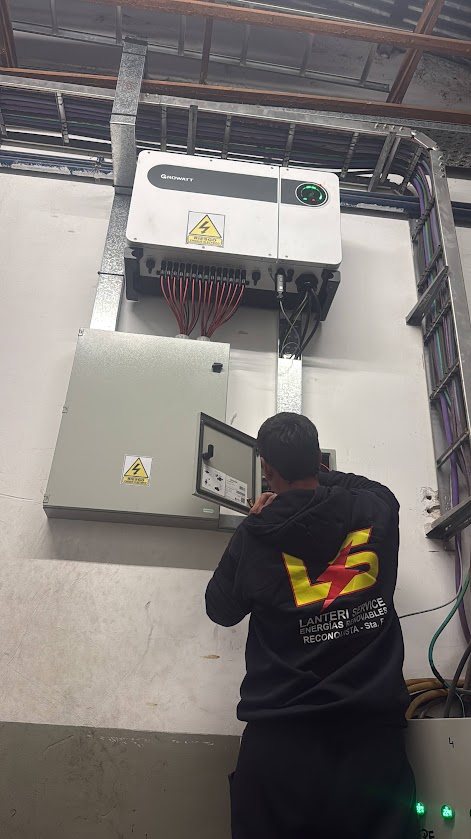Técnico de Lanteri Service revisando inversor